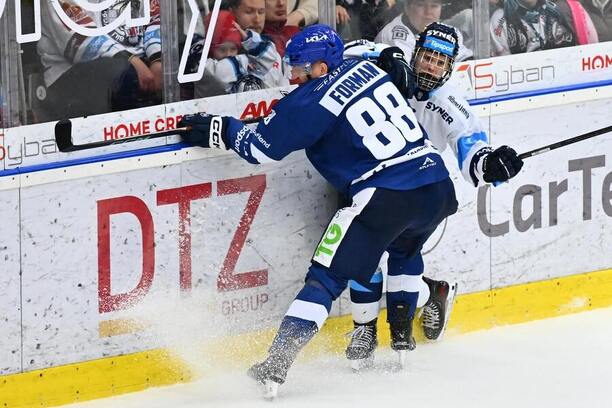 Miroslav Forman a&nbsp;Lukáš Kachlíř v&nbsp;souboji v&nbsp;minulém duelu Kladna s&nbsp;Libercem