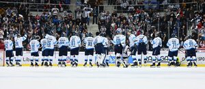 Hokejisté Liberce společně s fanoušky oslavují výhru