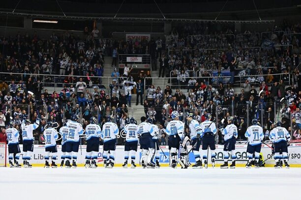 Hokejisté Liberce společně s fanoušky oslavují výhru