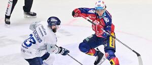 Souboj Pardubic s Plzní: Na snímku zleva plzeňský bek Igor Merezhko a Lukáš Sedlák, útočník Pardubic