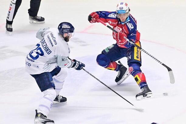 Souboj Pardubic s&nbsp;Plzní: Na snímku zleva plzeňský bek Igor Merezhko a&nbsp;Lukáš Sedlák, útočník Pardubic