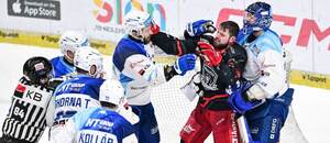 32. kolo ELH 2025/2026: Na fotce zleva v potyčce útočník Komety Hynek Zohorna a královéhradecký forvard Radovan Pavlík