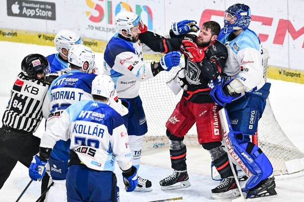 32. kolo ELH 2025/2026: Na fotce zleva v&nbsp;potyčce útočník Komety Hynek Zohorna a&nbsp;královéhradecký forvard Radovan Pavlík