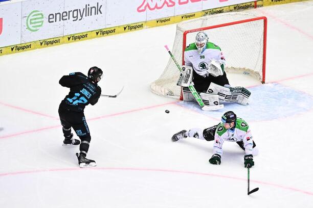 Nick Jones z&nbsp;Karlových Varů střílí na brankáře Mladé Boleslavi Dominika Furcha