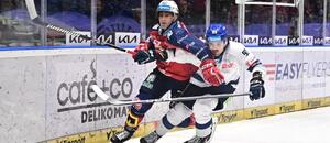 Lukáš Sedlák (vlevo) a Tristen Robins v osobním souboji, fotka ze zápasu Kladno vs. Pardubice