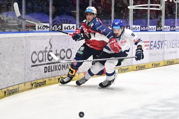 Lukáš Sedlák (vlevo) a Tristen Robins v osobním souboji, fotka ze zápasu Kladno vs. Pardubice