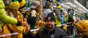 Hlavní trenér Luboš Jenáček si plácá s nejmladšími fanoušky Valašského hokejového klubu