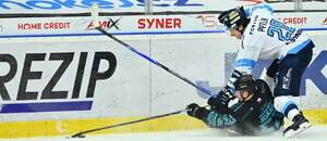 Vít Jiskra (vlevo) se snaží udržet na puku, vedle něj Jaromír Pytlík