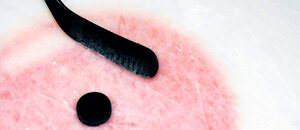 Snímek puku na hokej a hokejky