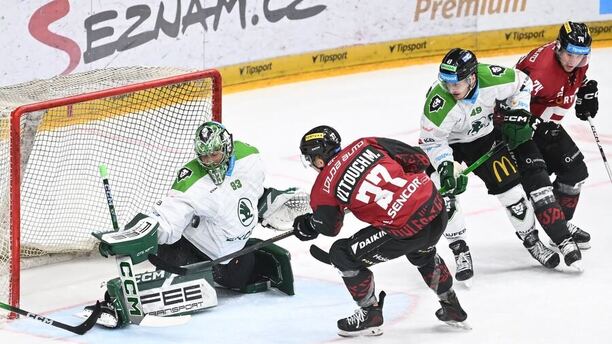 Útočník Michal Vitouch a&nbsp;brankář Vojtěch Mokry během zápasu Sparty s&nbsp;Mladou Boleslaví