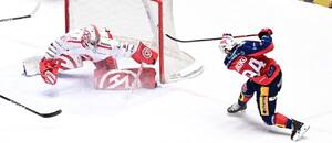 Marek Mazanec zashuje proti střele Jakuba Lauka