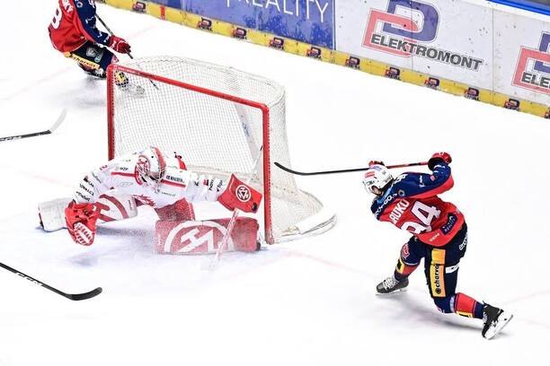 Marek Mazanec zashuje proti střele Jakuba Lauka