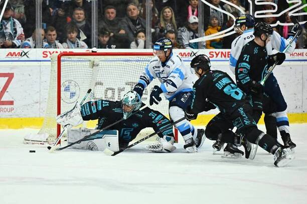 Závar před karlovarskou brankou, fotka z&nbsp;předchozího vzájemného zápasu Karlovy Vary vs. Liberec
