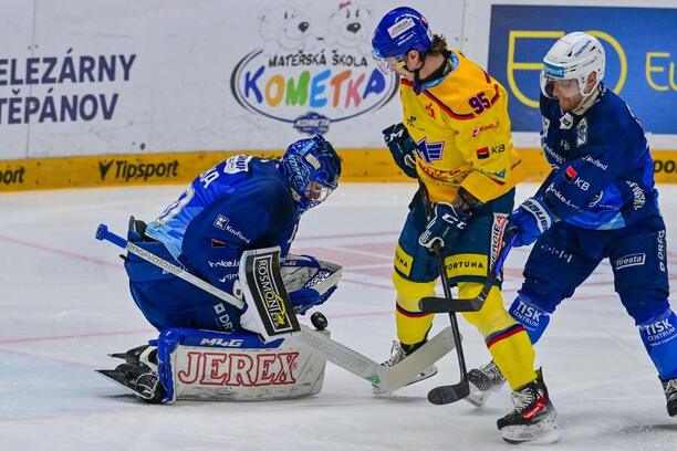 Českobudějovický Nick Olesen před brněnským brankářem Stezkou