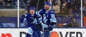 Nikita Kučerov v utkání NHL pod širým nebem mezi Tampou a Bostonem, v pozadí Jake Guentzel