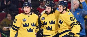 Hráči Tre Kronor oslavují gól na NHL 4 Nations Face-off, zleva Gus Forsling, Mika Zibanejad a Rickard Rakell