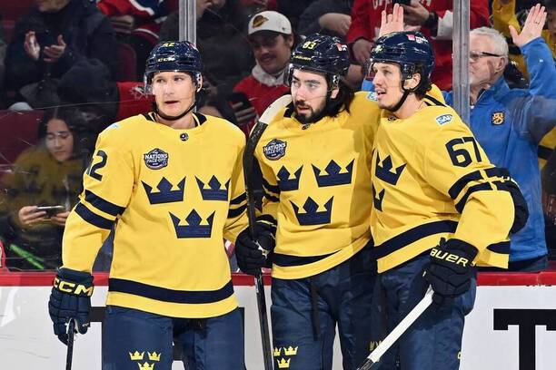 Hráči Tre Kronor oslavují gól na NHL 4 Nations Face-off, zleva Gus Forsling, Mika Zibanejad a Rickard Rakell