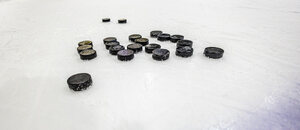 Hokejové puky na prázdném ledě