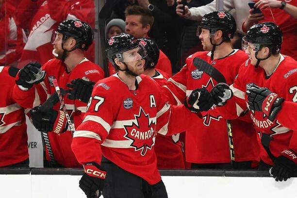 Connor McDavid v&nbsp;kanadském dresu na turnaji 4 Nations