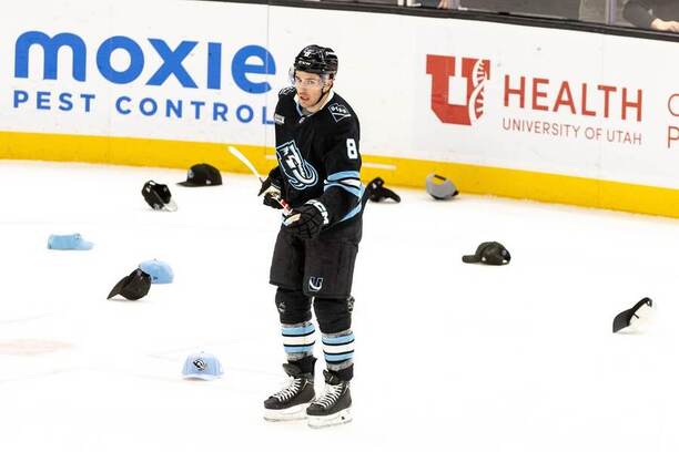 Nick Schmaltz z Utahu oslavil proti Vancouveru hattrick