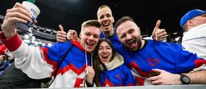 Slovenští fanoušci si užívají návštěvu hokejového zápasu