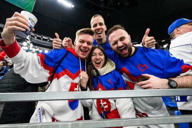 Slovenští fanoušci si užívají návštěvu hokejového zápasu