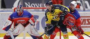 Duel 33. kola Maxa ligy: Na snímku zleva gólman Poruby Lukáš Pařík, zlínský útočník Bedřích Köhler a Rostislav Marosz, forvard Poruby