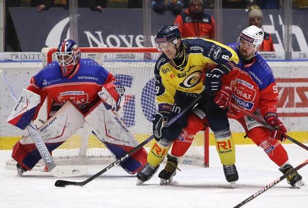 Duel 33. kola Maxa ligy: Na snímku zleva gólman Poruby Lukáš Pařík, zlínský útočník Bedřích Köhler a&nbsp;Rostislav Marosz, forvard Poruby