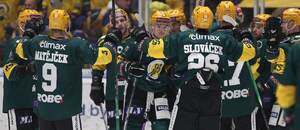 Hokejisté Vsetína oslavují výhru v derby proti Zlínu