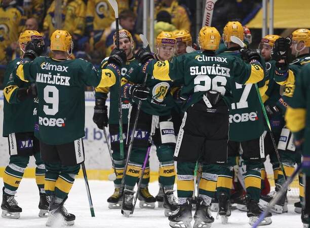 Hokejisté Vsetína oslavují výhru v&nbsp;derby proti Zlínu