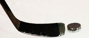 Záběr zblízka na hokejku a puk