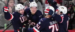 Hokejisté USA slaví gól proti Kanadě na turnaji 4 Nations