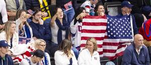 Záběr na fanoušky americké hokejové reprezentace