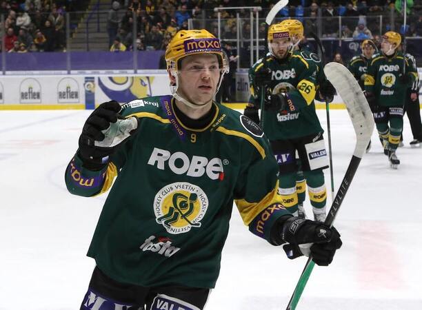 Vsetínský forvard Štěpán Matějček po gólu, fotka ze zápasu Vsetín vs. Zlín