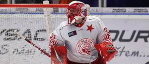 Gólman Jaroslav Pavelka v dresu Slavie Praha