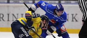 Zlínský útočník Petr Holík (vlevo) a Lukáš Pech, forvard Tábora, v souboji o puk