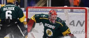 Vsetínský brankář Svoboda zasahuje, obránce Dujsík odstavuje dotírajícího protivníka