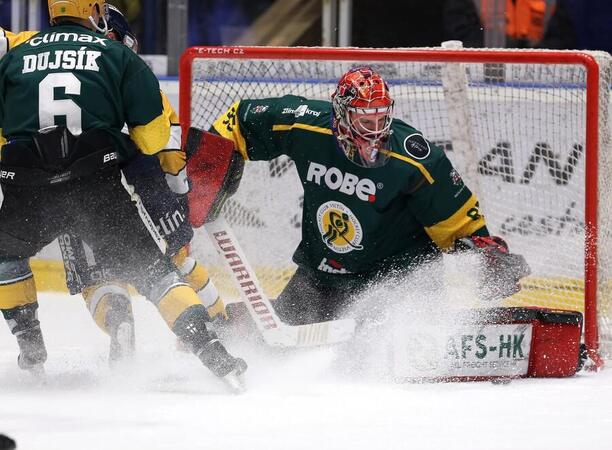 Vsetínský brankář Svoboda zasahuje, obránce Dujsík odstavuje dotírajícího protivníka