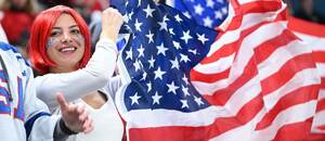 Fanynka hokejistů USA se raduje z vítězství ve finále ZOH 2026 nad Kanadou