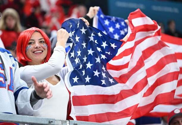 Fanynka hokejistů USA se raduje z&nbsp;vítězství ve finále ZOH 2026 nad Kanadou