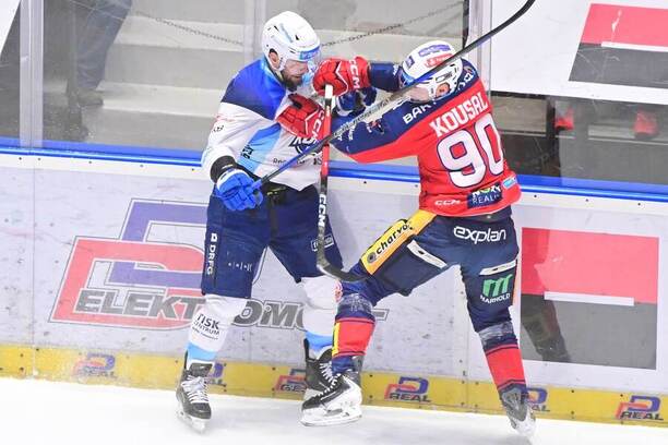 Zápas 22. kola ELH 2025/26: Na fotce zleva Michal Gulaši, obránce Komety Brno, a&nbsp;pardubický útočník Robert Kousal
