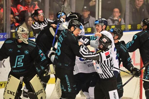 Plzeň se v&nbsp;derby s&nbsp;Karlovými Vary utká o&nbsp;druhé místo. Sledujte zápas živě od 17:30