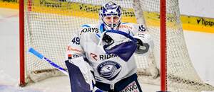 Vítkovický brankář Dominik Hrachovina zasahuje