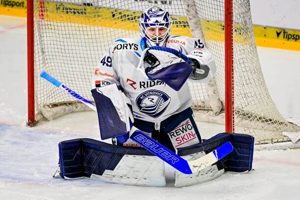 Vítkovický brankář Dominik Hrachovina zasahuje
