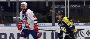 Zleva Martin Dočekal a Petr Holík v posledním duelu Maxa ligy mezi Třebíčí a Zlínem