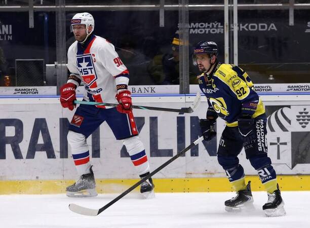 Zleva Martin Dočekal a&nbsp;Petr Holík v&nbsp;posledním duelu Maxa ligy mezi Třebíčí a&nbsp;Zlínem