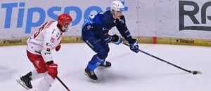 Na kotouči brněnský forvard Jakub Kos, brání jej třinecký bek Richard Nedomlel