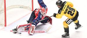 Pardubický gólman Roman Will zasahuje proti střele litvínovského útočníka Matěje Maštalířského