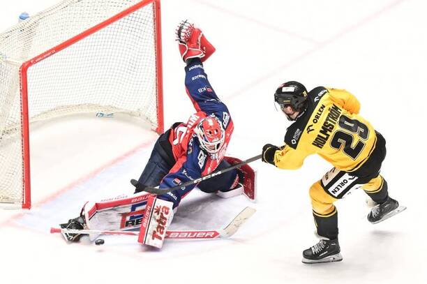 Pardubický gólman Roman Will zasahuje proti střele litvínovského útočníka Matěje Maštalířského