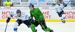 Zleva Jasper Weatherby v souboji s Janem Závorou v minulém extraligovém derby Liberce s Boleslaví